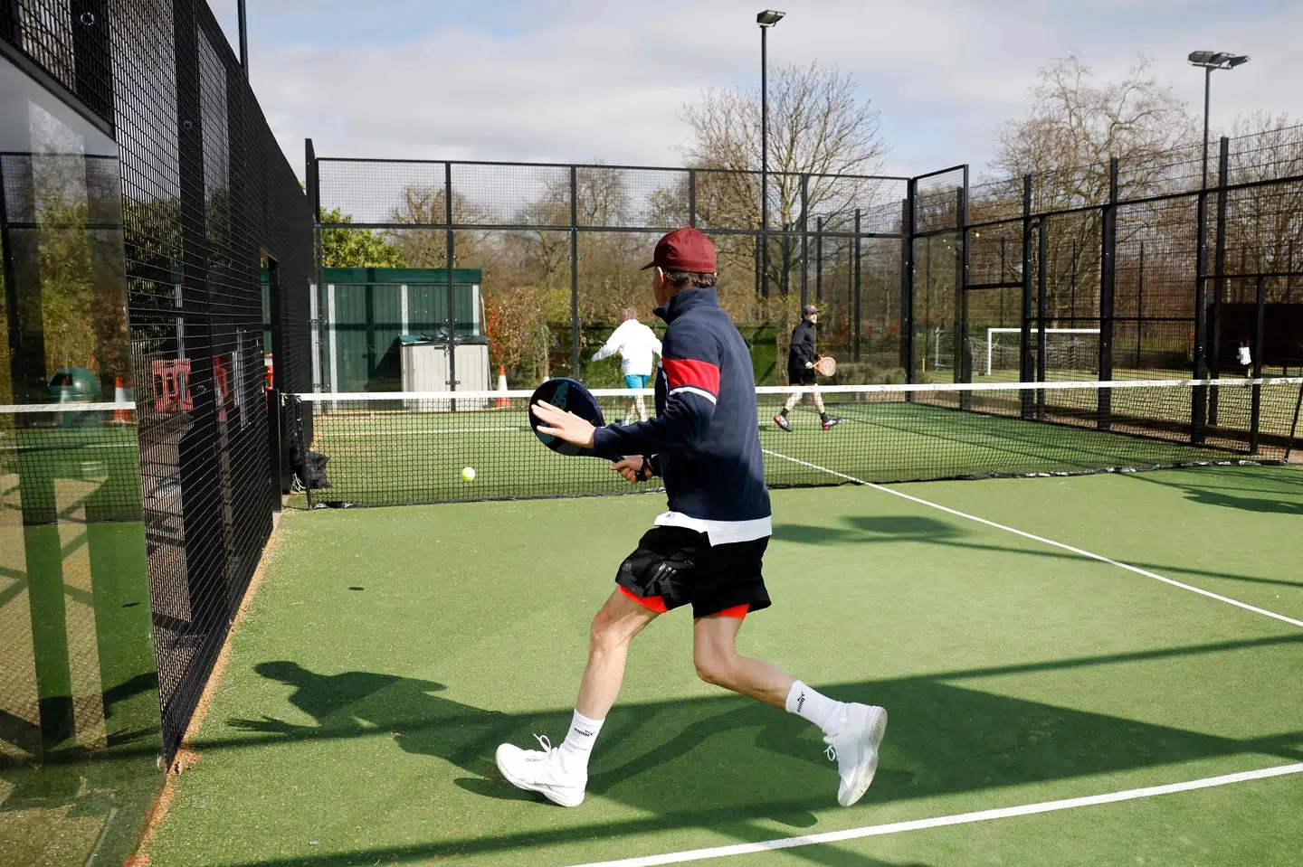 I Danmark er antallet af padelbaner siden 2018 steget fra 32 til lidt over 700, melder Dansk Padel Forbund. Billedet er taget i England. Tolga Akmen/Ritzau Scanpix
