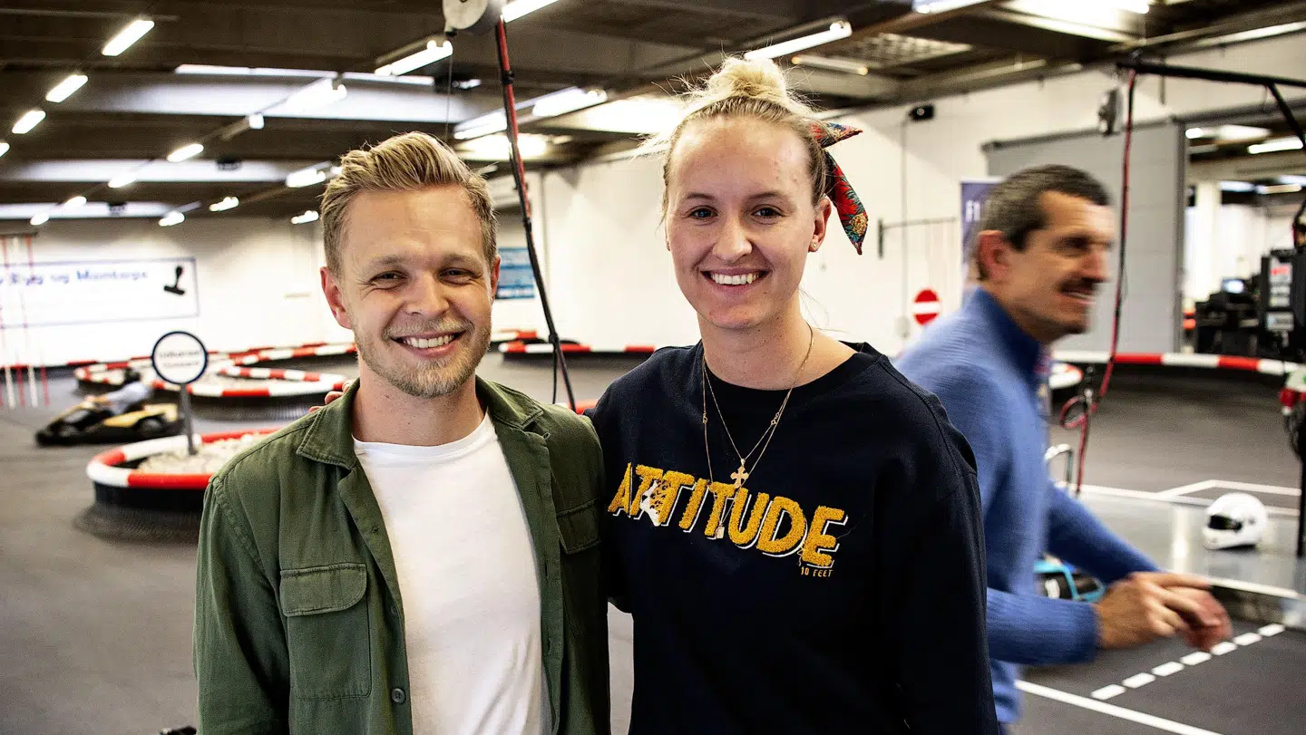 Kevin Magnussen og Michelle Gatting til et gokart-arrangement i Herlev i 2019 med Magnussens teamchef Günther Steiner i baggrunden.