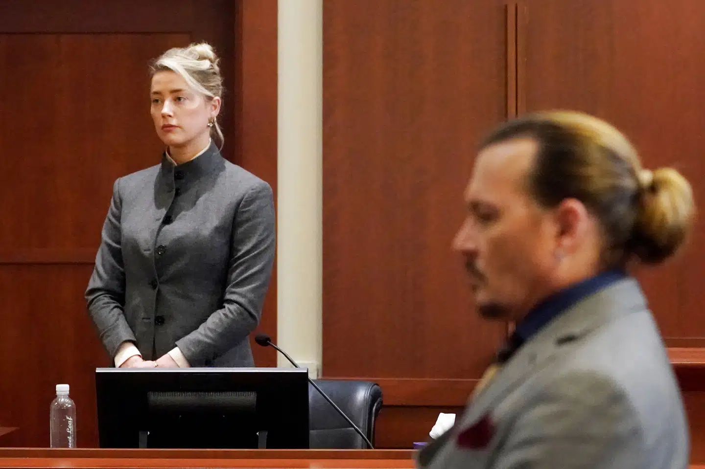 Skuespiller Amber Heard afviser i retten eksmanden Johnny Depps beskyldninger om at defækere parrets seng. Pool/Reuters