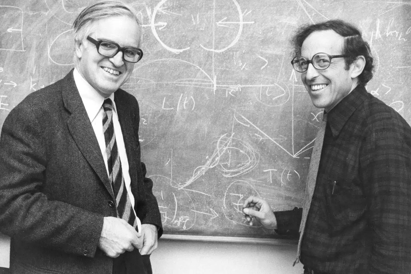 Fysikeren Ben Mottelson vandt i 1975 Nobelprisen i fysik med blandt andre Niels Bohrs søn, Aage Niels Bohr, som står til venstre på billedet. (Arkivfoto) Mogens Ladegaard/Ritzau Scanpix