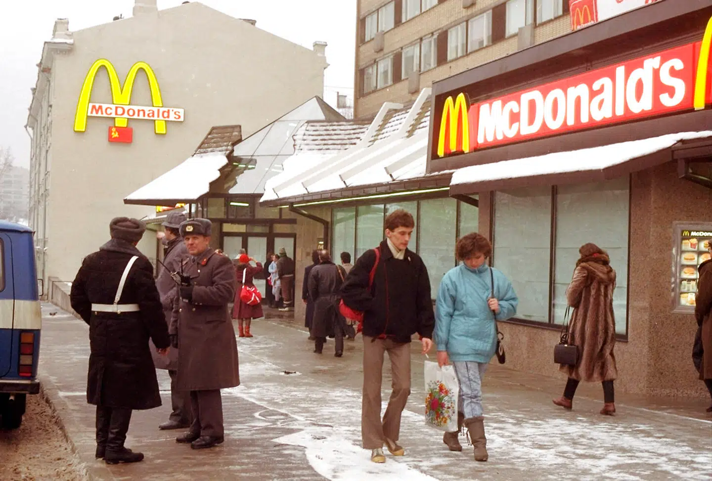 Den første McDonald's i Moskva kort inden åbningen i 1990.
