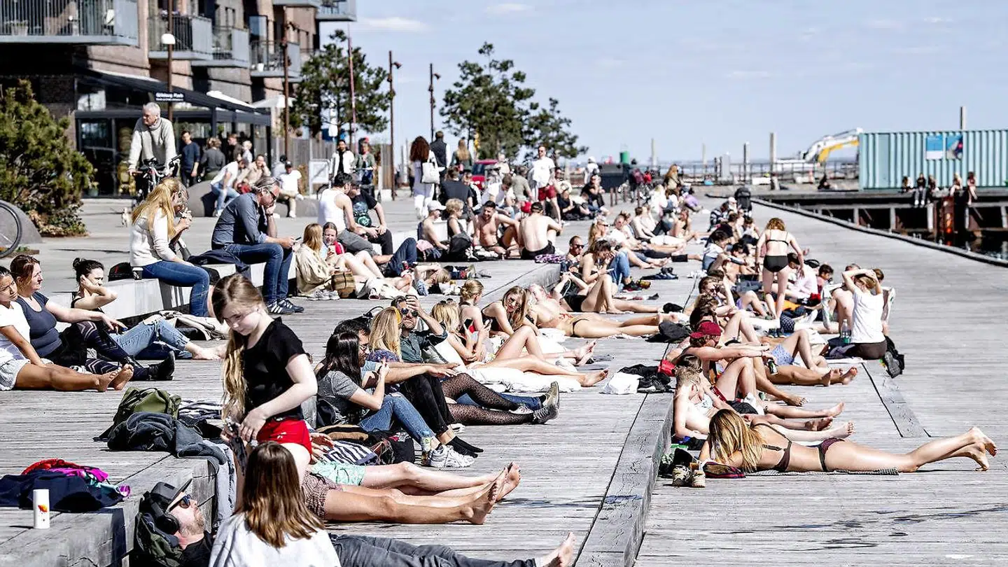 Mange unge nyder solen og bader ved Nordhavnen i København under Corona-nedlukningen, tirsdag d. 21. april 2020