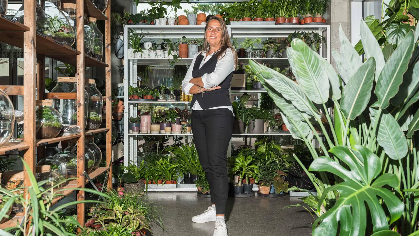 Anne Hjernøe bor i Åbyhøj og elsker, at hun kan gå ind til byen på 20 minutter og f.eks. få sig en kop kaffe her på Plantecaféen, hvor hendes datter arbejder.