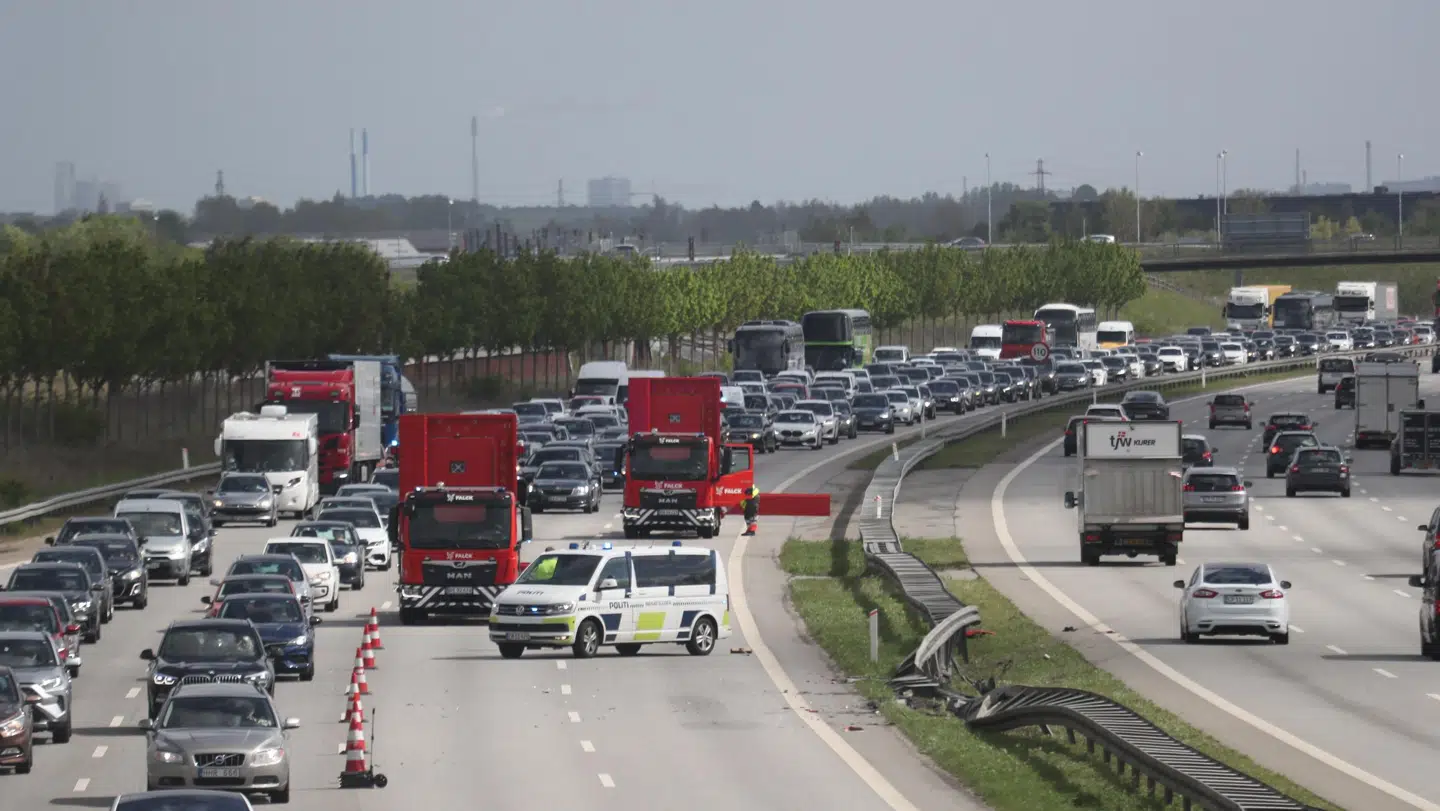 Lang kø på Køge Bugt Motorvejen lørdag eftermiddag. Foto: presse-fotos.dk