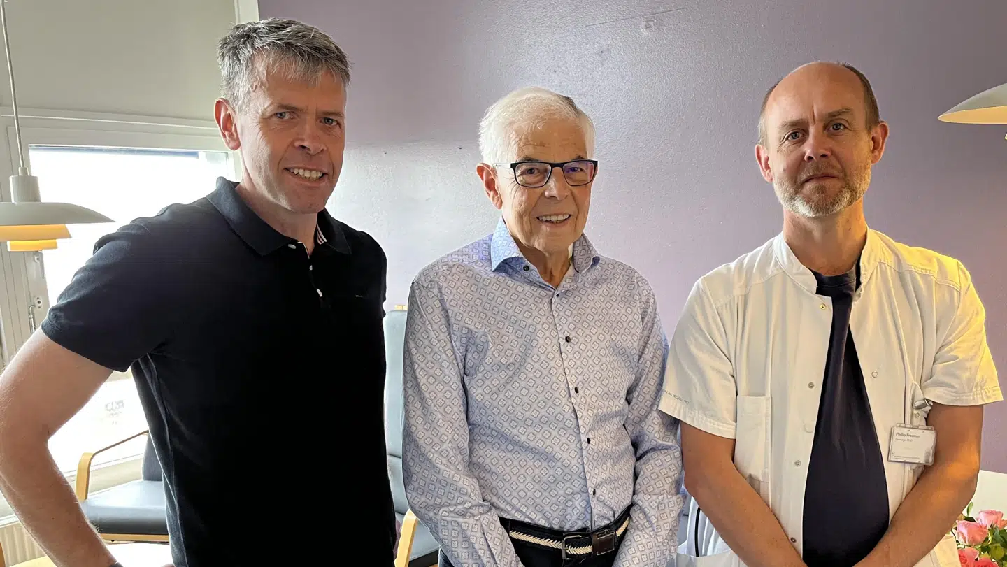 Phillip Vinde flankeret af de to læger, der stod for indgrebet.