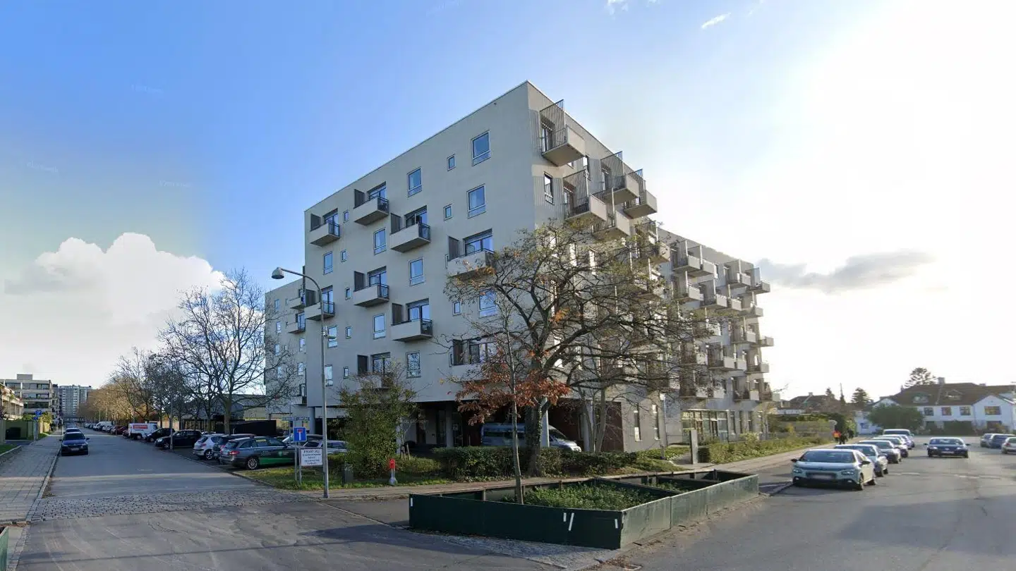 Plejehjemmet Akaciegården på Betty Nansens Allé huser 95 almene plejeboliger. Det blev første gang opført i 1976, men er siden hen blevet fuldstændig nybygget med genåbning i foråret 2016. Foto: Google Street View