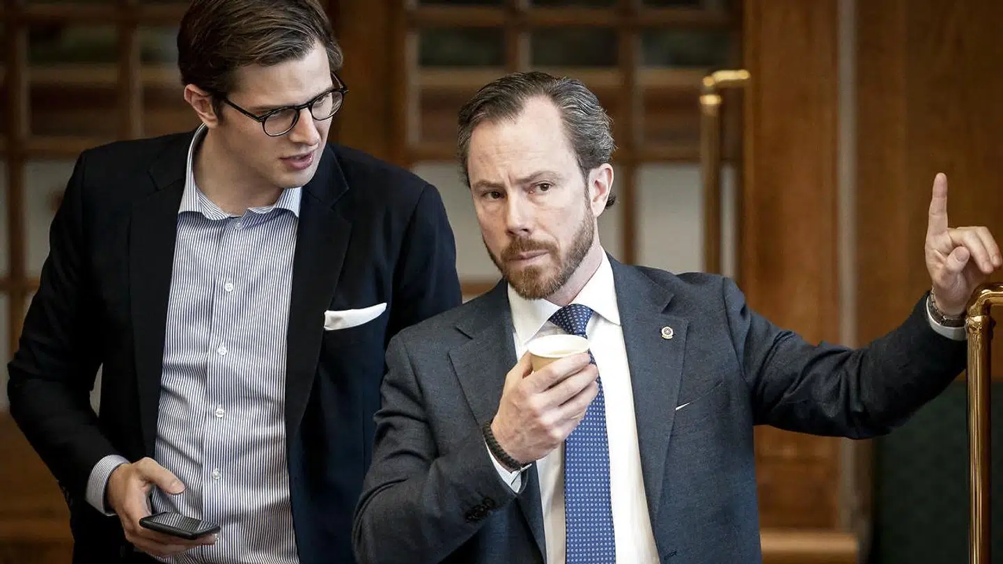 Jakob Ellemann-Jensen (V) og Alex Vanopslagh (LA) under møde i Folketingssalen.