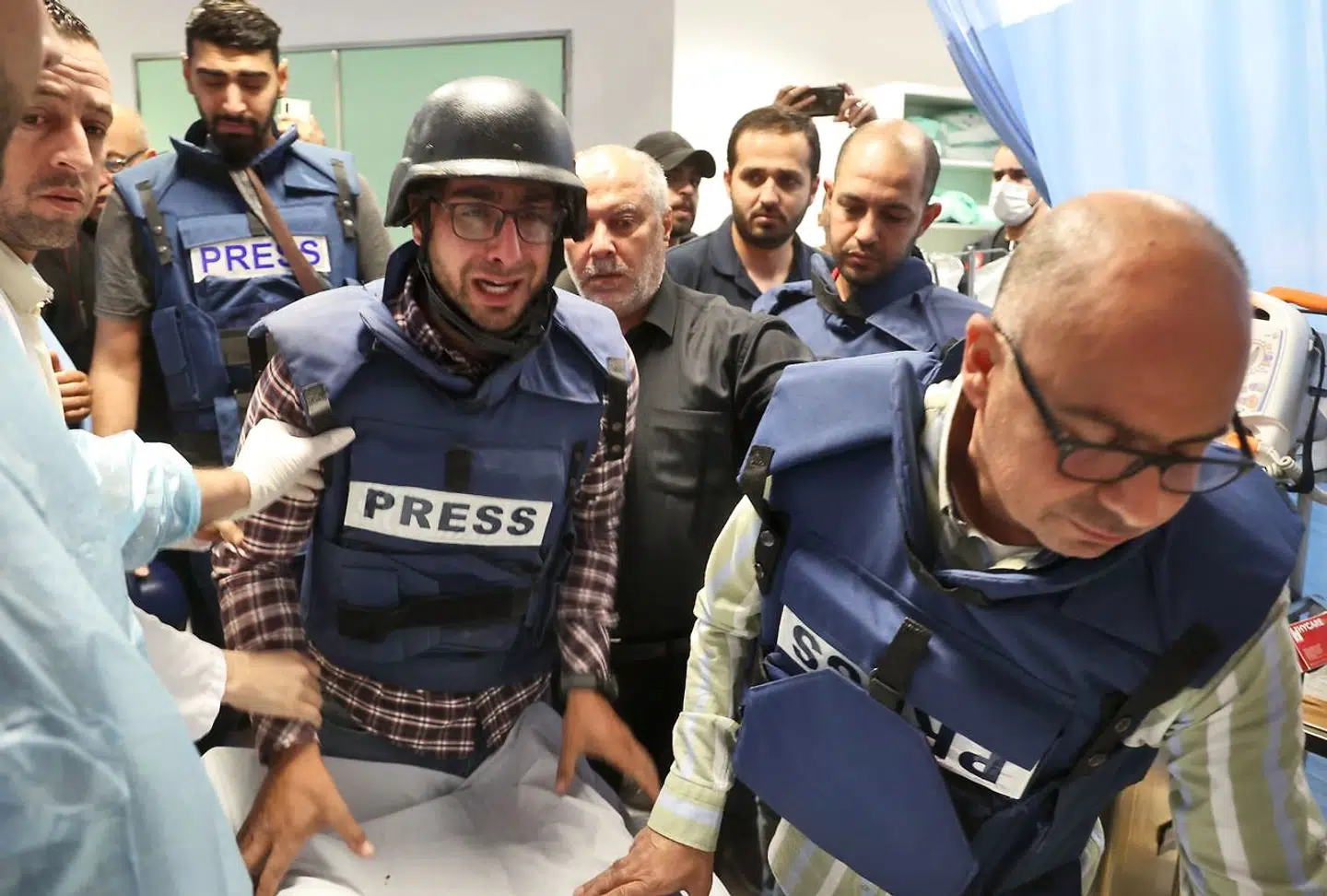 Kollegaer til Shireen Abu Aqleh på hospitalet. De har samme udstyr på, som hun var iført.