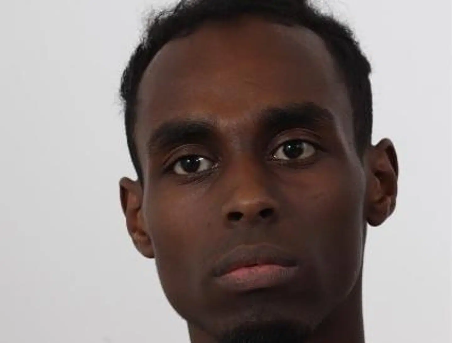 Yasin Yahye Ali Hassan er efterlyst, efter han stak af fra politiet på cykel.