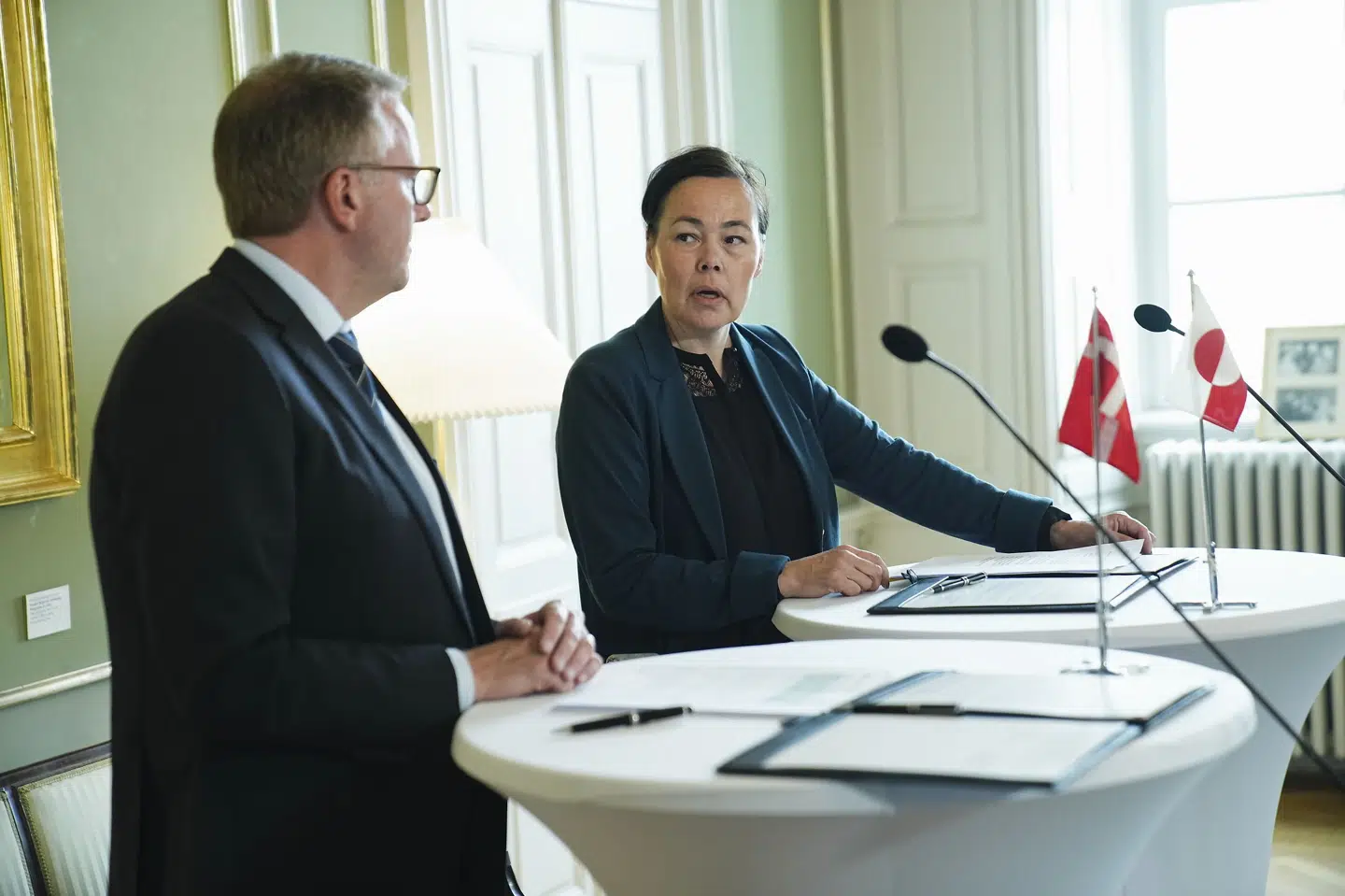 Naalakkersuisoq (minister) for Udenrigsanliggender, Erhverv og Handel Vivian Motzfeldt og forsvarsminister Morten Bødskov (S) underskriver aftale om Arktis Kapacitetspakke på Frederiksberg Slot. Martin Sylvest/Ritzau Scanpix