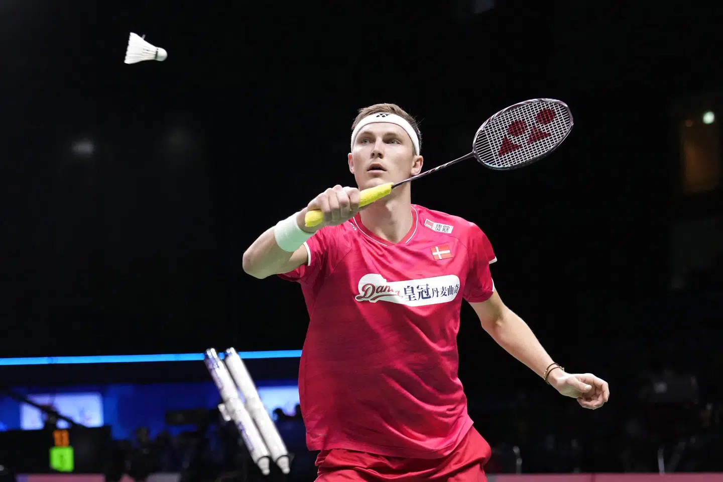 Viktor Axelsen fejede for anden dag i træk gulv med sin modstander ved Thomas Cup. Tirsdag gik det ud over franske Toma Junior Popov, som blev kostet rundt i hallen i Bangkok. Sakchai Lalit/Ritzau Scanpix