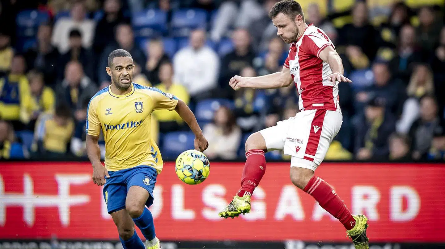 Kristoffer Pallesen i aktion i september – også dengang med huller i strømperne.