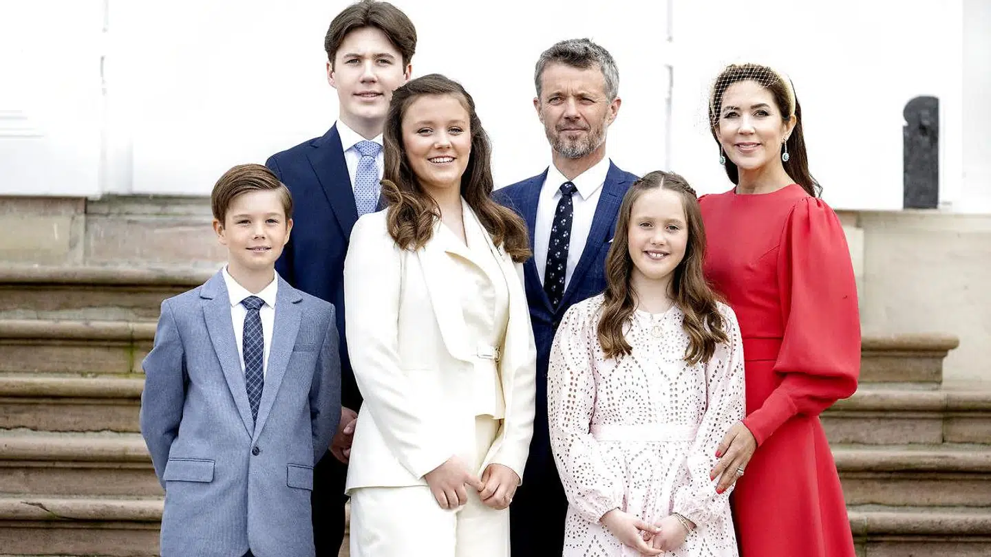 Prinsesse Isabella blev konfirmeret i Fredensborg Slotskirke 30. april 2022. Kronprins Frederik, kronprinsesse Mary og børnene prins Christian, prinsesse Isabella, prins Vincent og prinsesse Josephine.