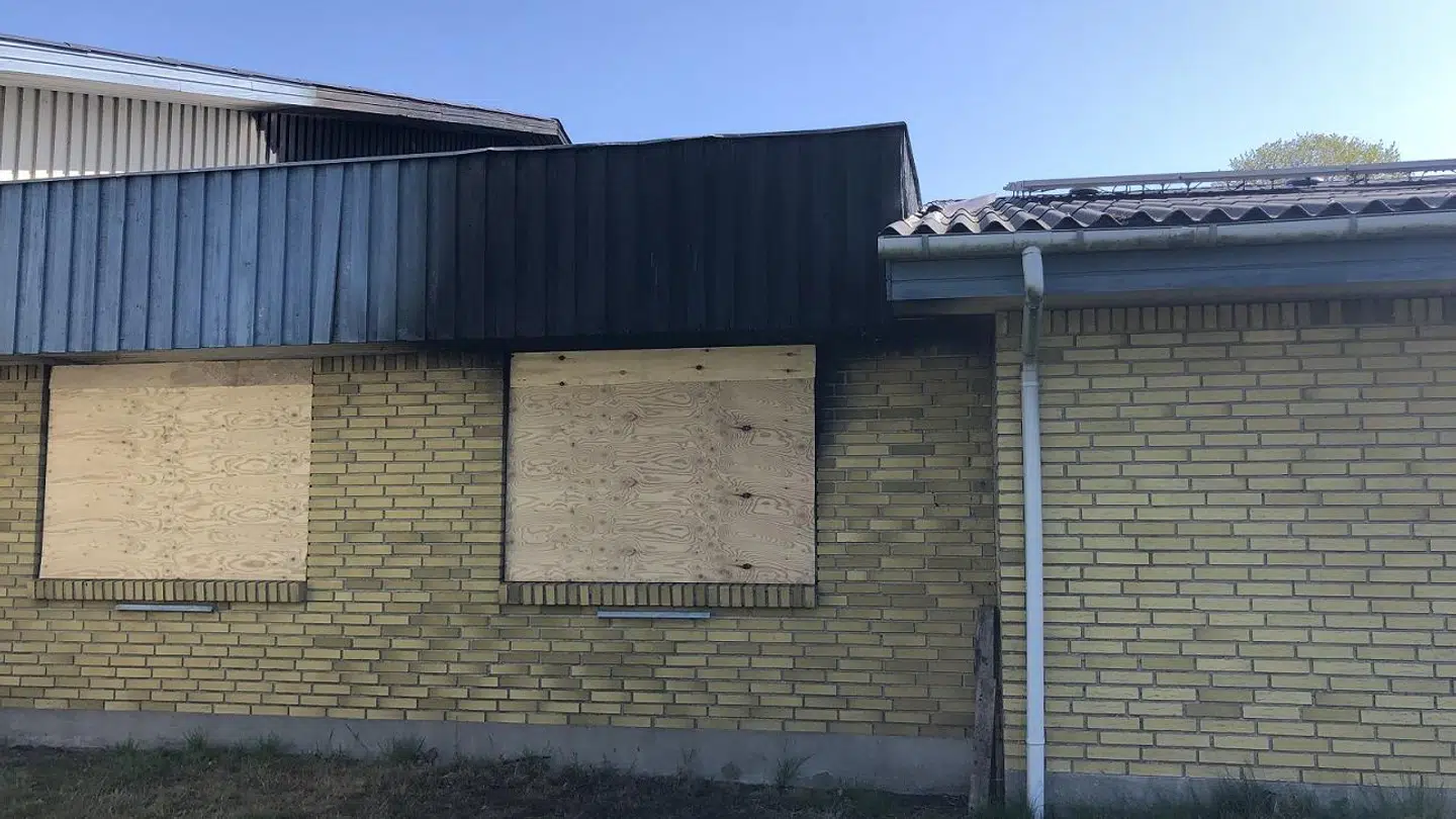 Sådan ser undervisningslokalerne ud efter der fredag var brand på Gislev Friskole. Foto: Maja Kvist.