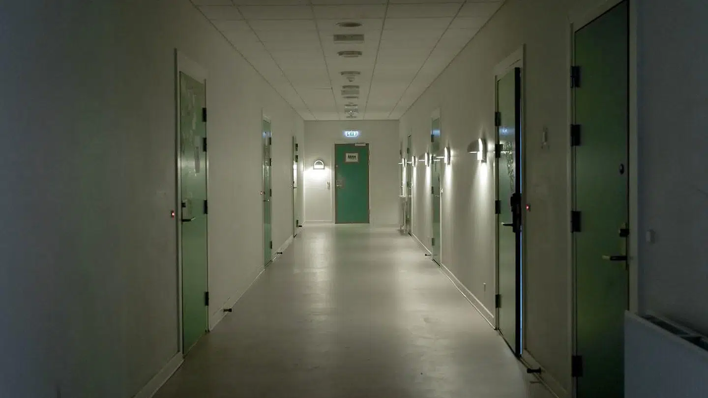 En 51-årig mand har siden sin mors død 10. juni 2021 opholdt sig på Kofoedsminde, som huser omkring 80 voksne, udviklingshæmmede beboere, som har fået en dom, eller som er idømt en foranstaltning i et åbent eller sikret miljø.