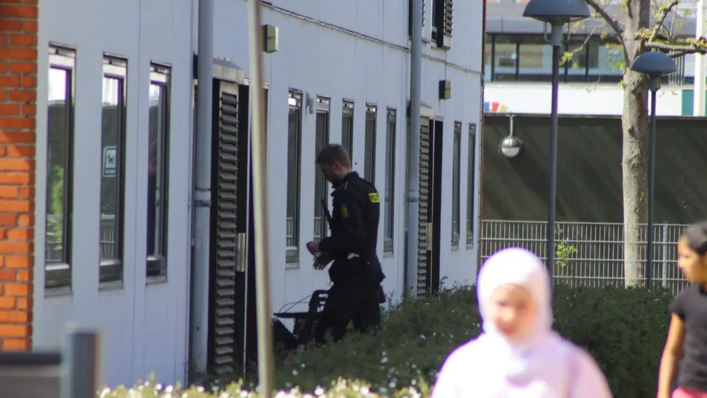 Søndag eftermiddag var politiet mødt talstærkt op på Robert Hansens adresse.