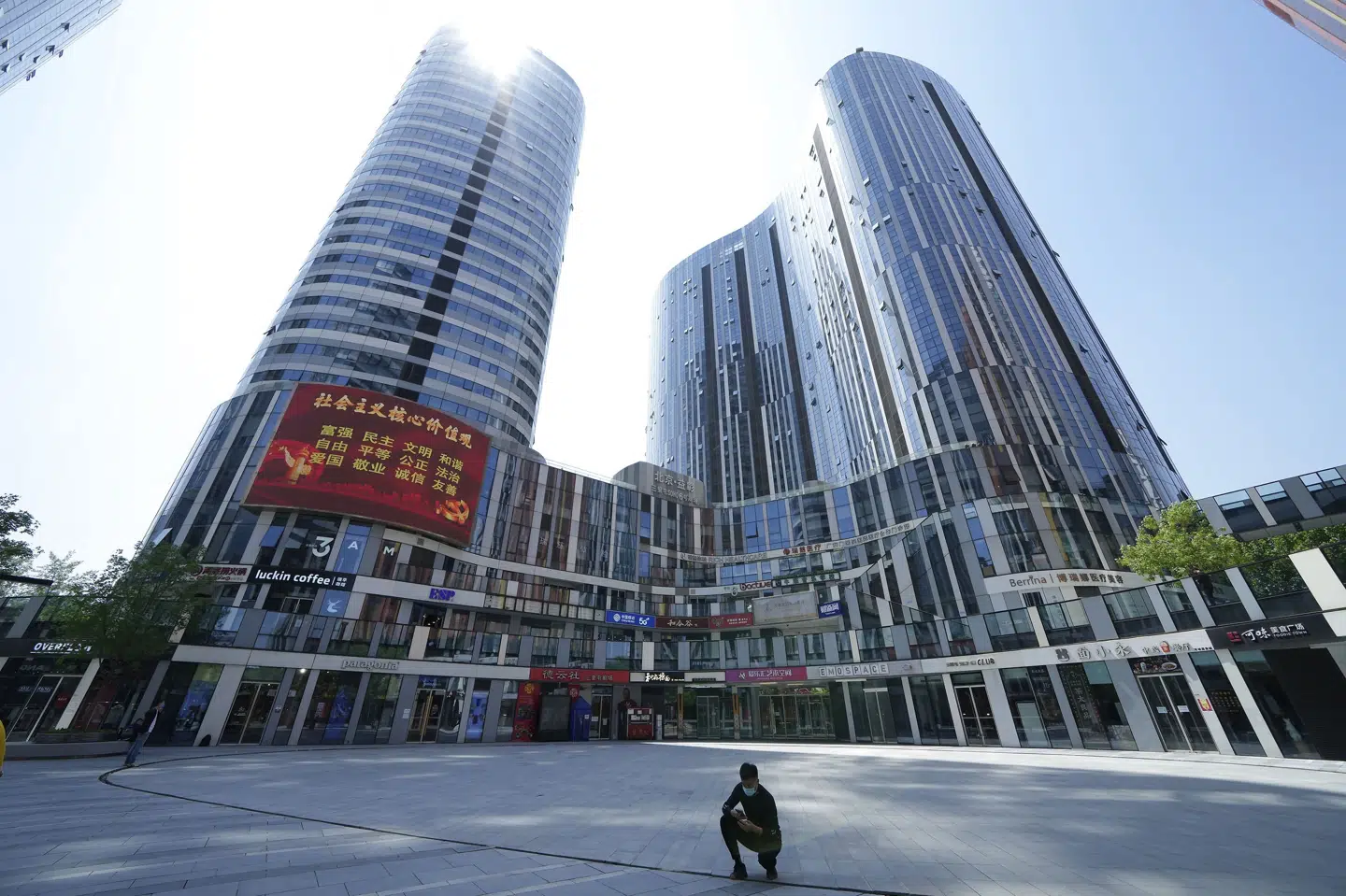 Millioner af indbyggere i Beijing er beordret til at arbejde hjemmefra på grund af nye smitteudbrud af covid-19. Fabrikslukninger og flaskehalse i transportsektoren var i april medvirkende til at dæmpe Kinas eksport. (arkivfoto) Ng Han Guan/Ritzau Scanpix