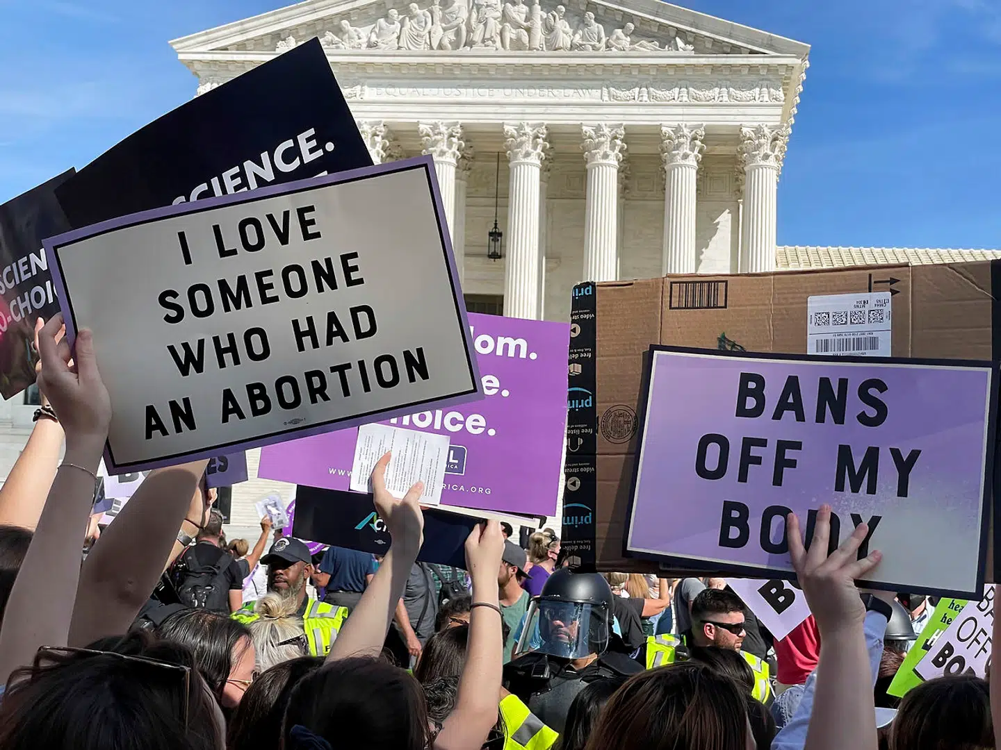 Demonstranter foran USAs højesteret i Washington DC protesterer mod planerne om at omstøde retten til fri abort.