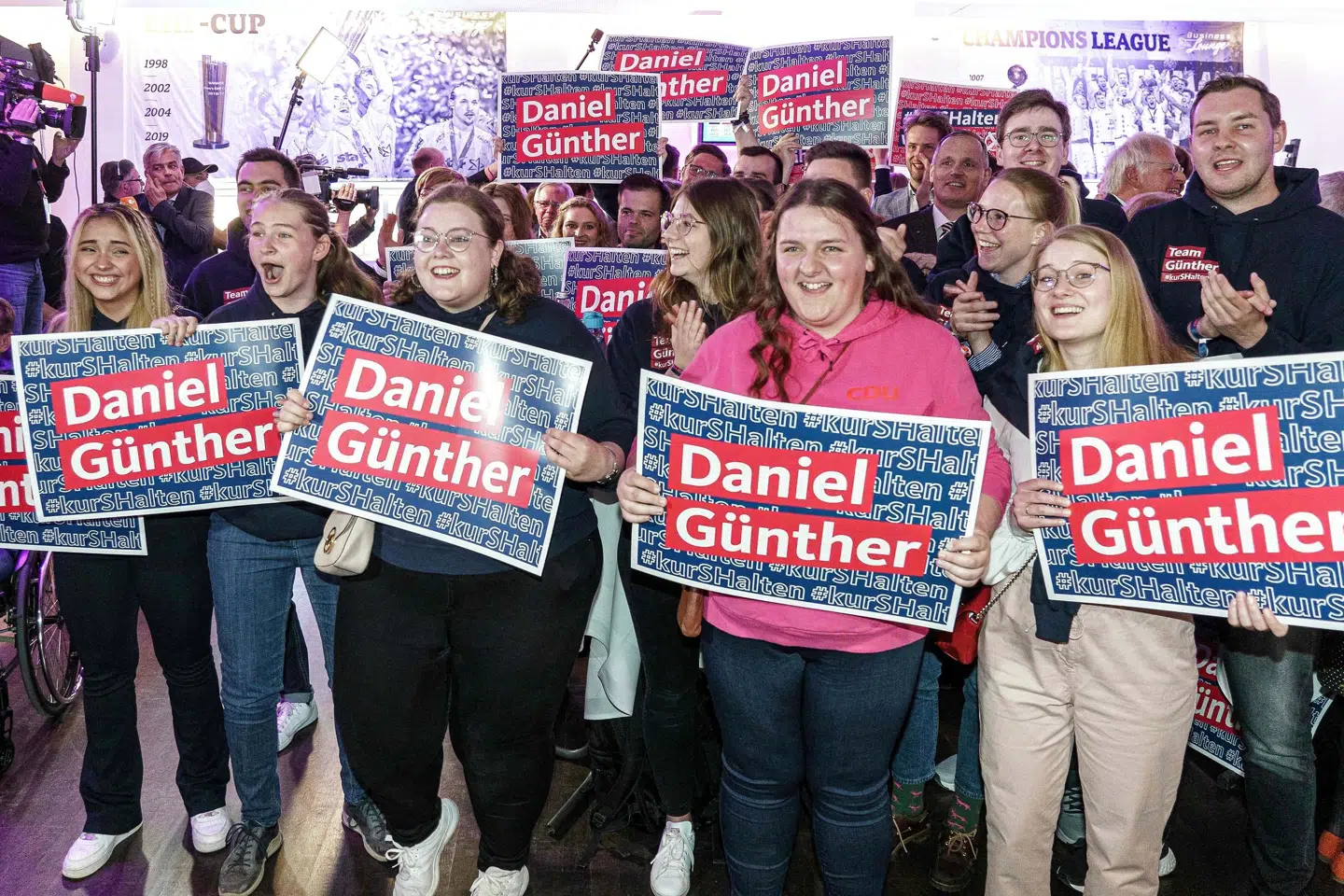 Glade CDU-tilhængere i Slesvig-Holsten fejrer, at den tyske delstats premierminister, Daniel Günther, har sikret partiet en meget stor sejr ved søndagens valg. Axel Heimken/Ritzau Scanpix