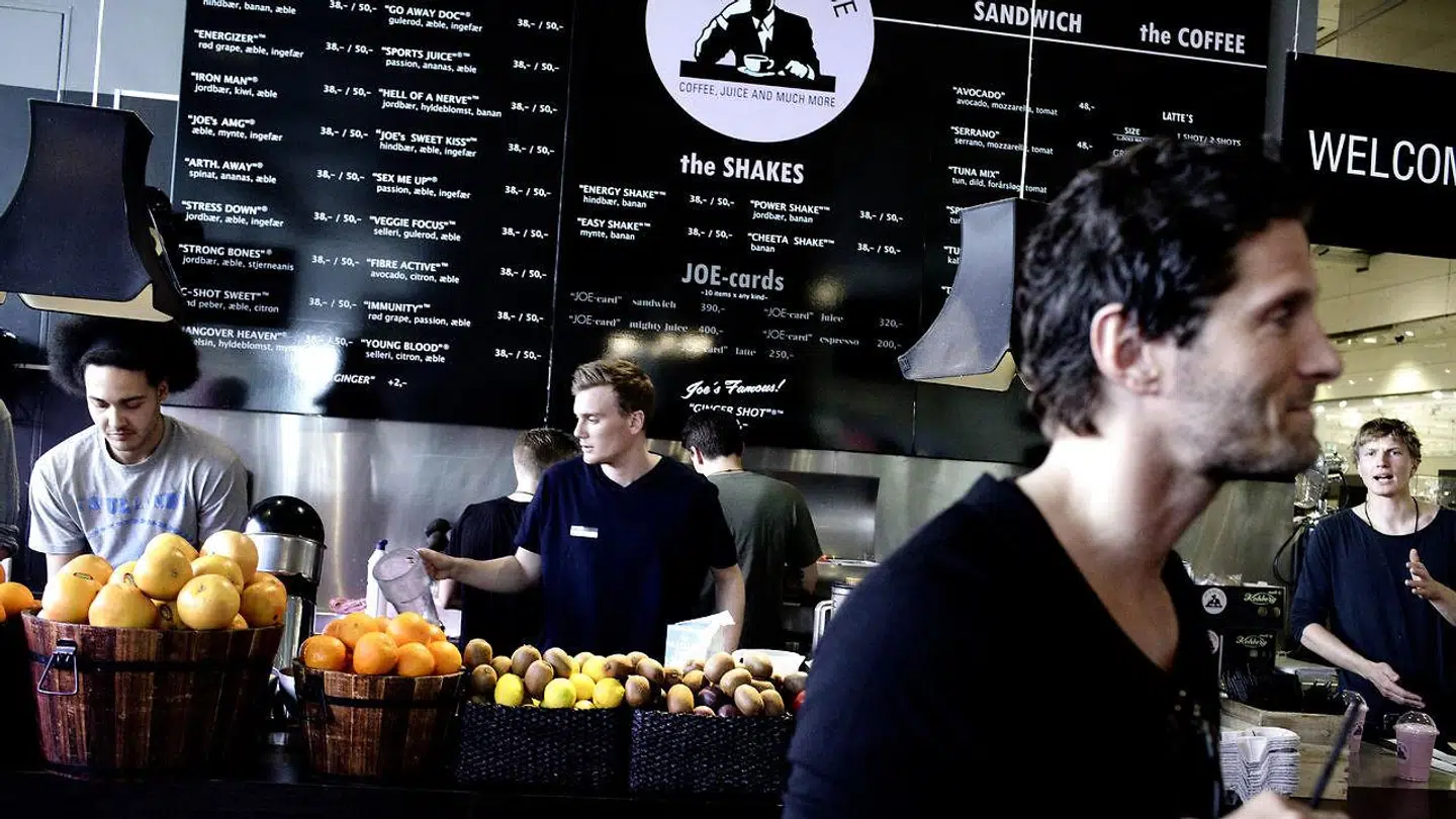 Dårlig fødevarehygiejne koster Joe & The Juice en sur smiley og bøde. Her er ses kædens juicebar i Magasin med indehaver Kasper Basse i forgrunden. Arkivfoto.