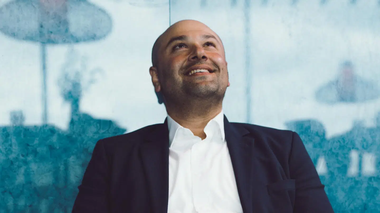 Den 40-årige filminstruktør Mehdi Avaz bor i dag i Aarhus med sin kæreste og deres to børn. Han holder til i Filmbyen i Aarhus.