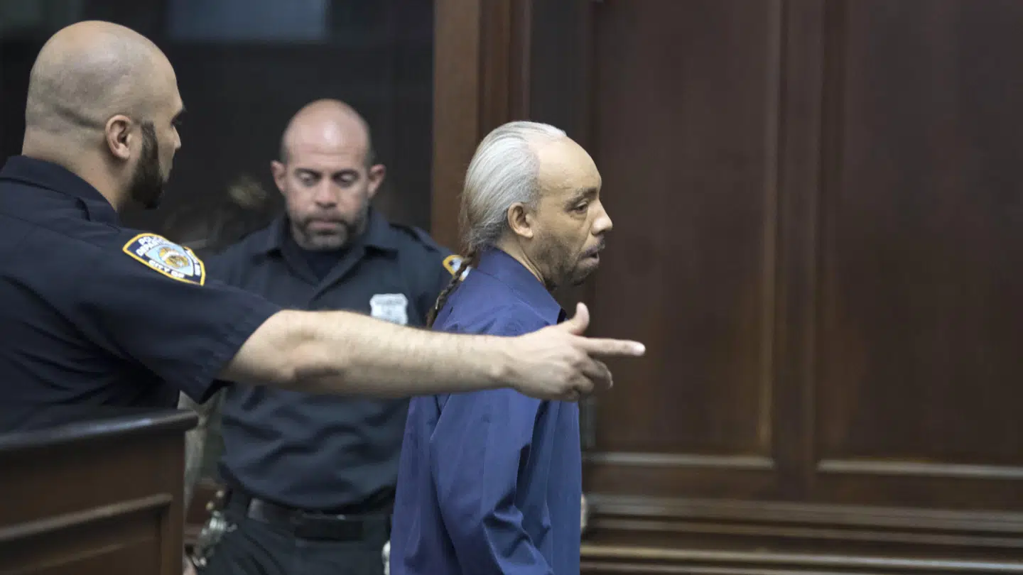 Rapperen The Kidd Creole med det borgerlige navn Nathaniel Glover, da han første gang blev stillet for retten i New York tilbage i 2017. Nu fire år efter er han dømt skyldig i mordet på John Jolly, en hjemløs mand, som rapperen stak ned, da han troede, han lagde an på ham.