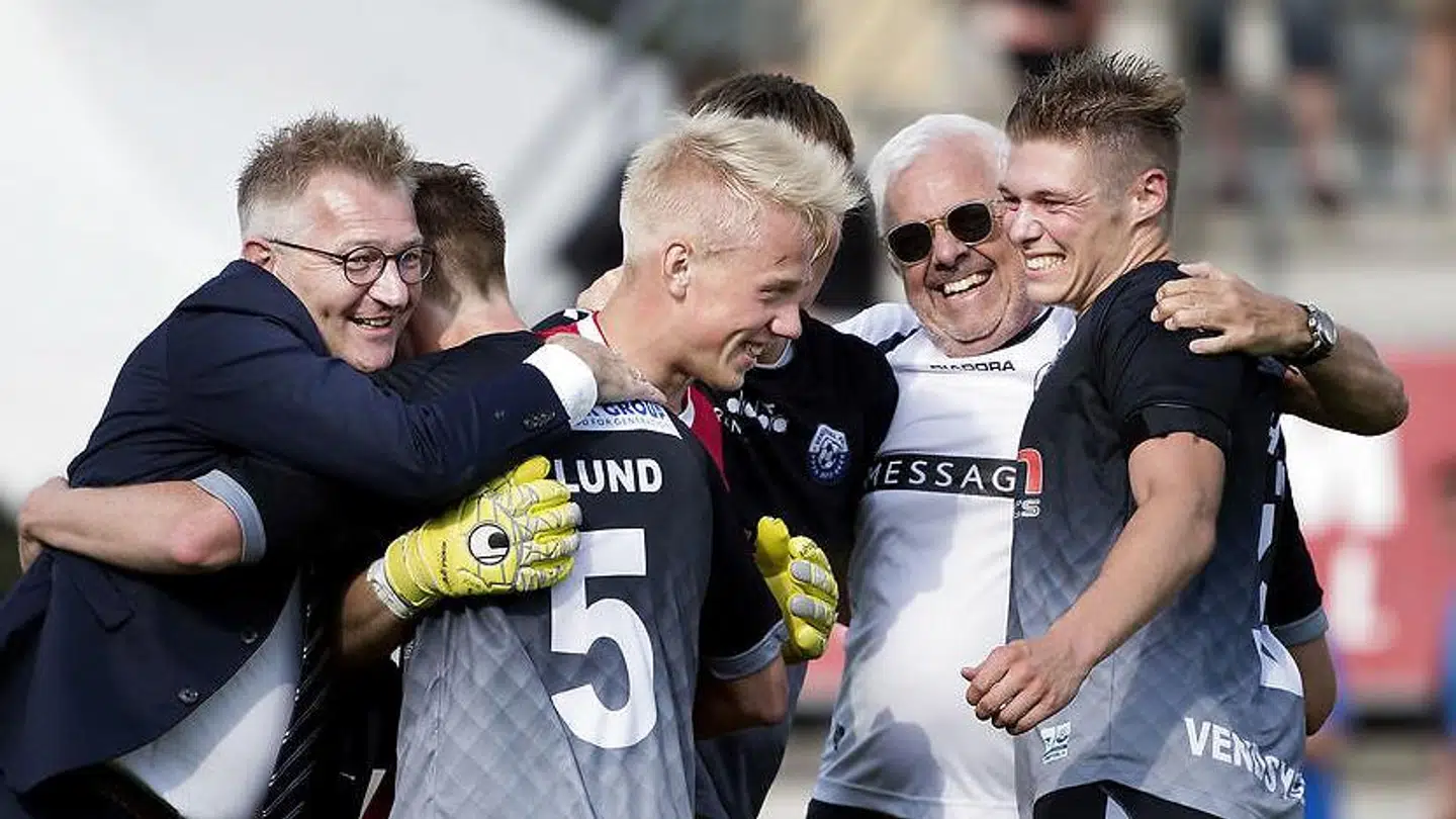 Jacob Hjorth (th.) i vendsysselsk omfavnelse med bl.a. ejer Jakob Andersen, far til landsholdsspilleren Joakim Andersen.