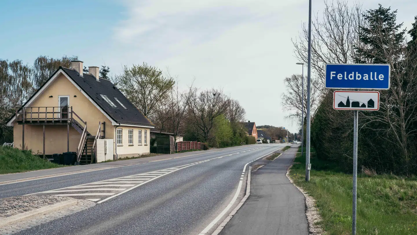 Med kun 500 indbyggere er Feldballe så lille, at det kun har kunnet blive til et blåt byskilt. Til gengæld blev byen i 2016 kåret til årets landsby.