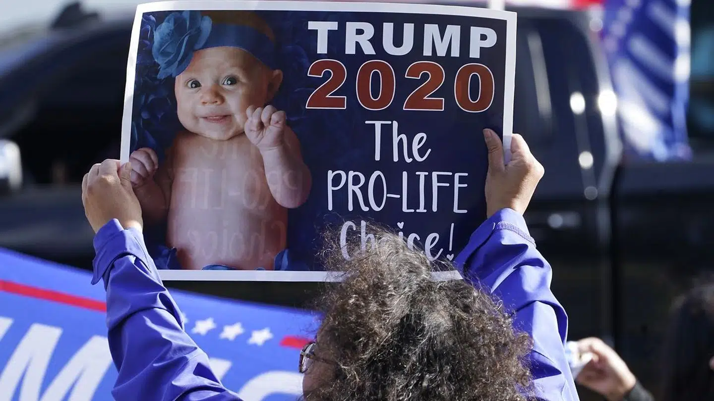 Tilhængere af begrænsning af fri abort holder en Donald Trump-plakat op før valget i 2020. Trump har arbejdet på at få ophævet loven om fri abort