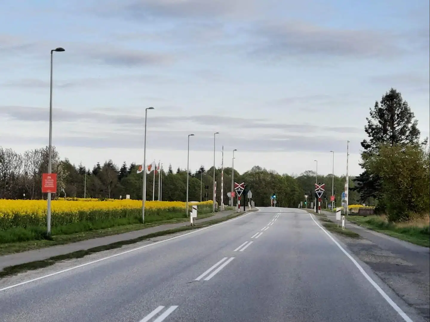 Her ses socialdemokratiske valgplakater i Sakskøbing, der er hængt op, før det er tilladt.