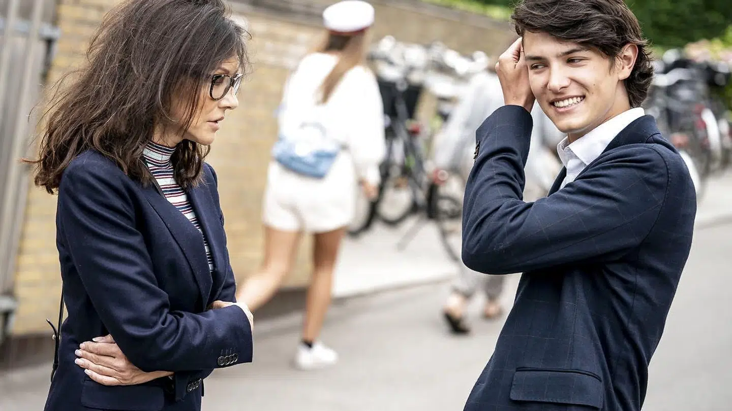 Grevinde Alexandra og prins Nikolai foran Gammel Hellerup Gymnasium, da prins Felix blev student.