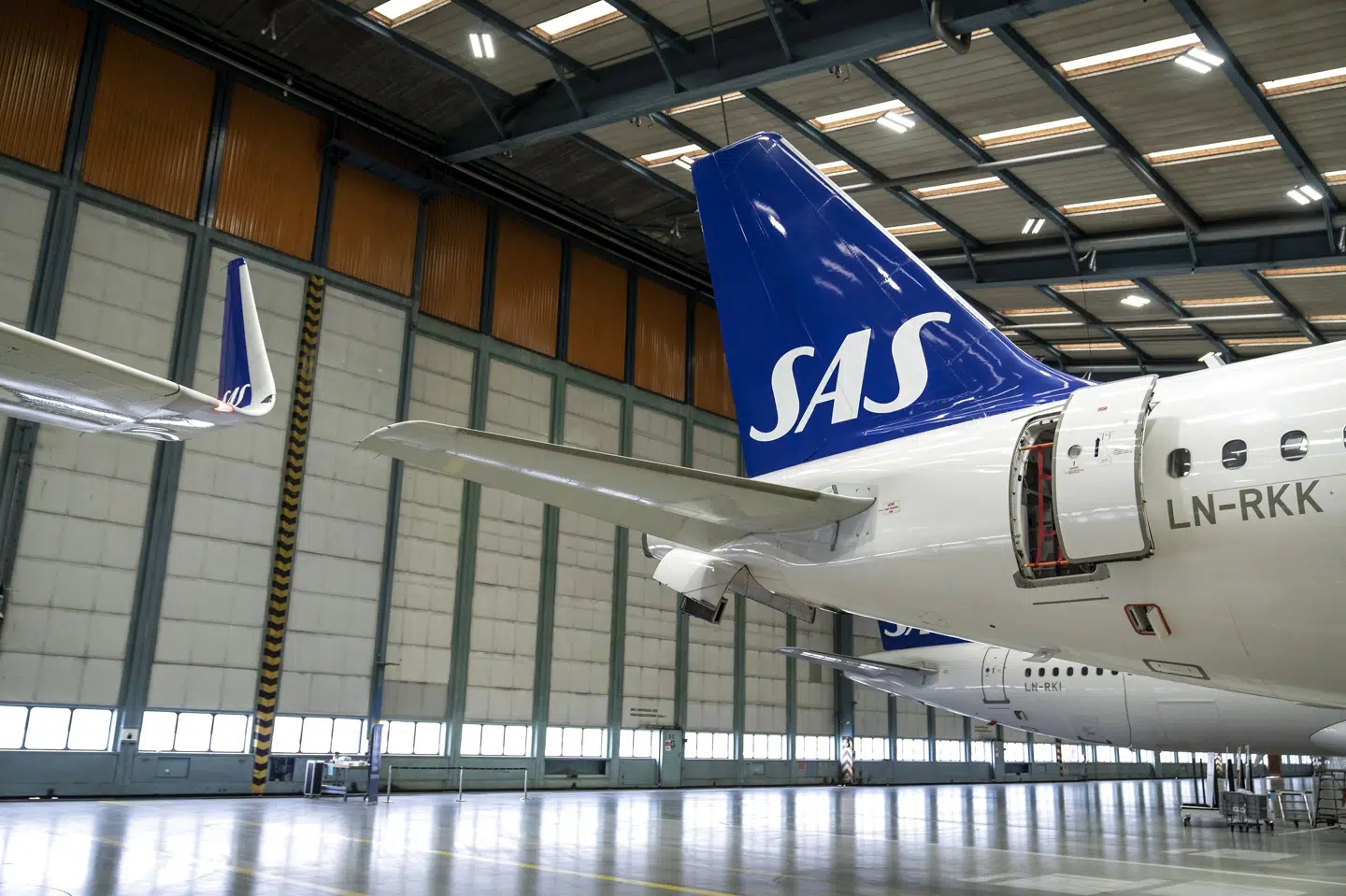 Kabinepersonale i SAS er utilfreds med, at selskabet med den ene hånd opretter datterselskaber og hyrer nyt kabinepersonale, og med den anden hånd fyrer de medarbejdere, der under corona gik med til to års orlov uden løn(Arkivfoto). Mads Claus Rasmussen/Ritzau Scanpix