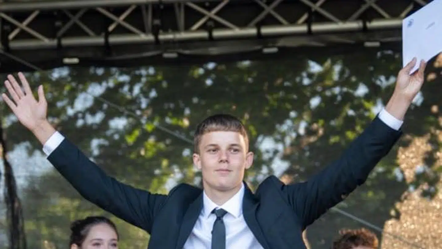 17-årige Axel fra 2. a på Hasseris Gymnasium fik særlig hilsen fra LA's partileder Alex Vanopslagh under rundtur på Christiansborg.