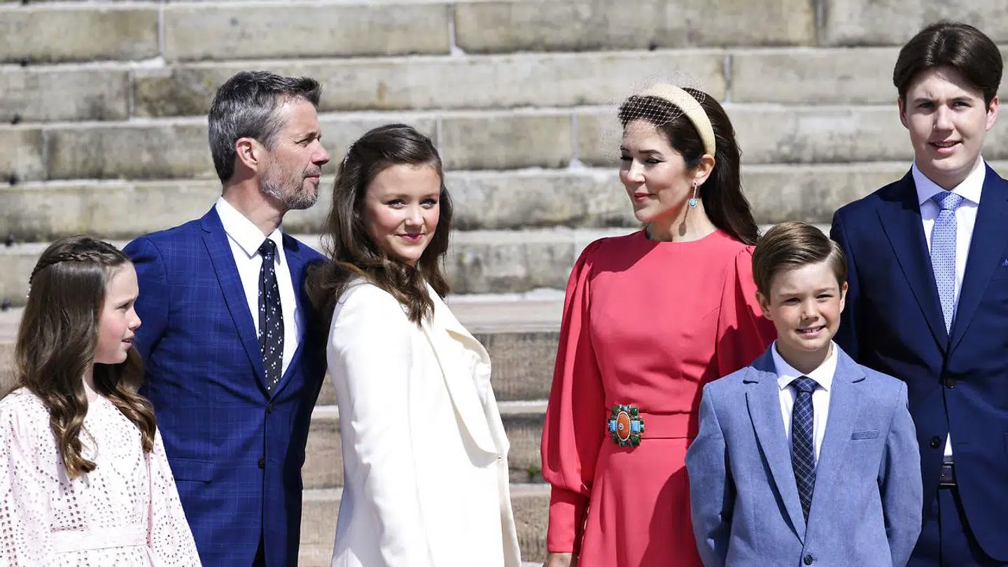 Prinsesse Isabella, Kronprins Frederik, Kronprinsesse Mary, Prins Christian, Prins Vincent og Prinsesse Josephine inden Prinsesse Isabella konfirmeres i Fredensborg Slotskirke i Fredensborg, lørdag 30. april 2022.