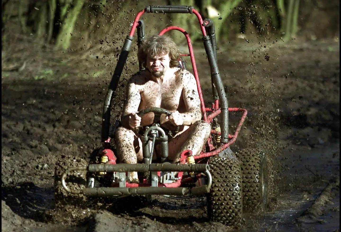 Kursister på Carl-Mar Møllers skole i Kokkedal har blandt andet kunne køre gokart nøgen i mudder, som provoterapeuten her demonstrerer.