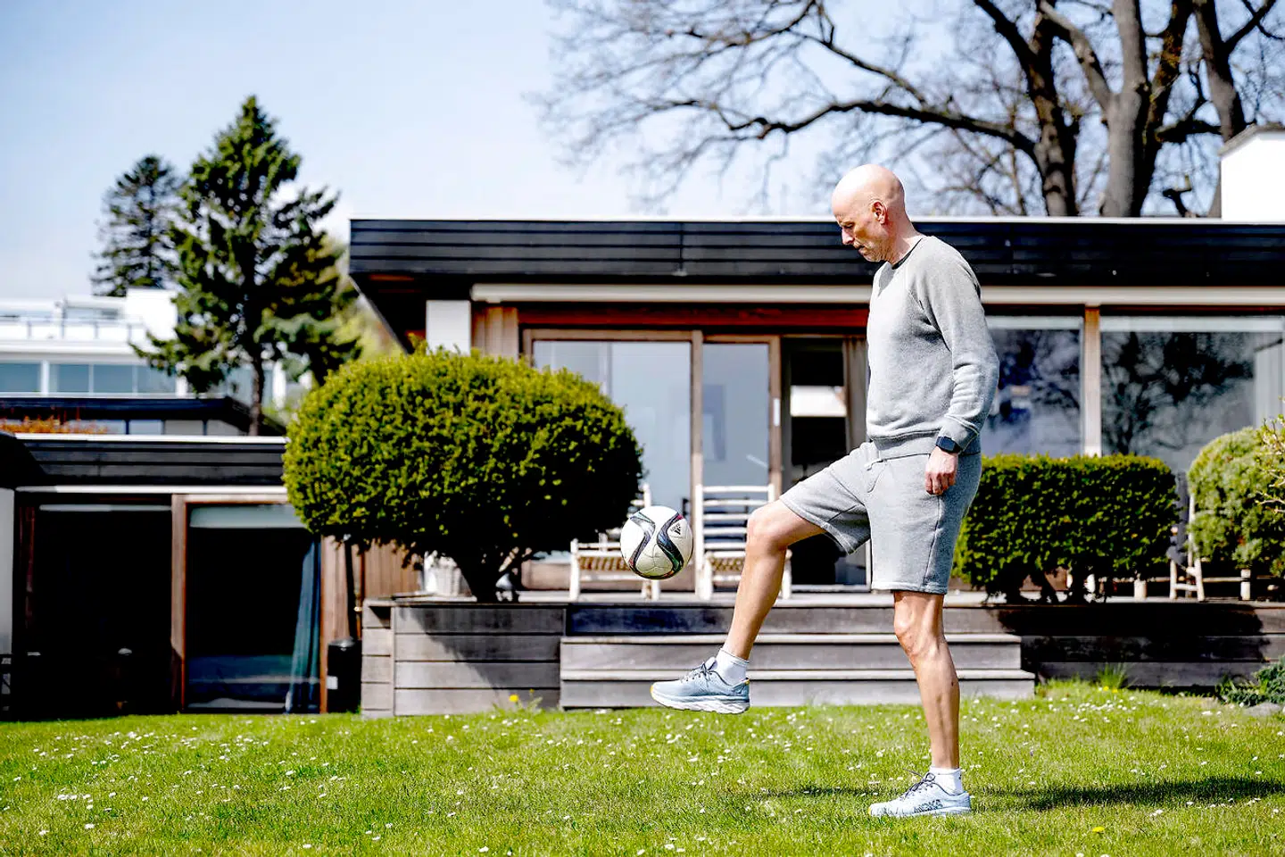 Ståle Solbakken jonglerer i baghaven.