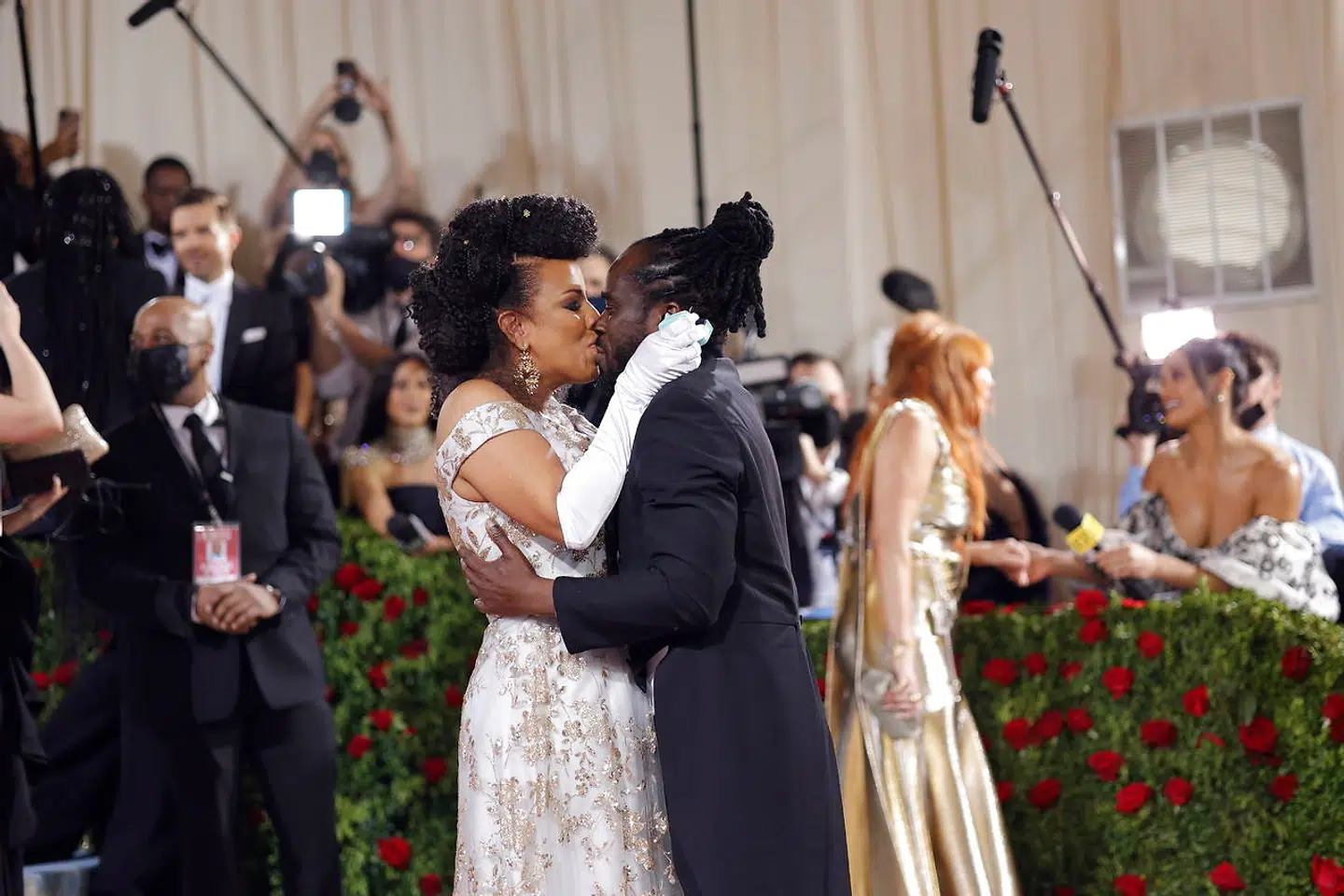 epa09923853 Laurie Cumbo (L) and Bobby Digi Olisa on the red carpet for the 2022 Met Gala, the annual benefit for the Metropolitan Museum of Art's Costume Institute, in New York, New York, USA, 02 May 2022. The event coincides with the Met Costume Institute's 'In America: An Anthology of Fashion' which opens 05 May 2022 concludes 05 September 2022. EPA/JUSTIN LANE