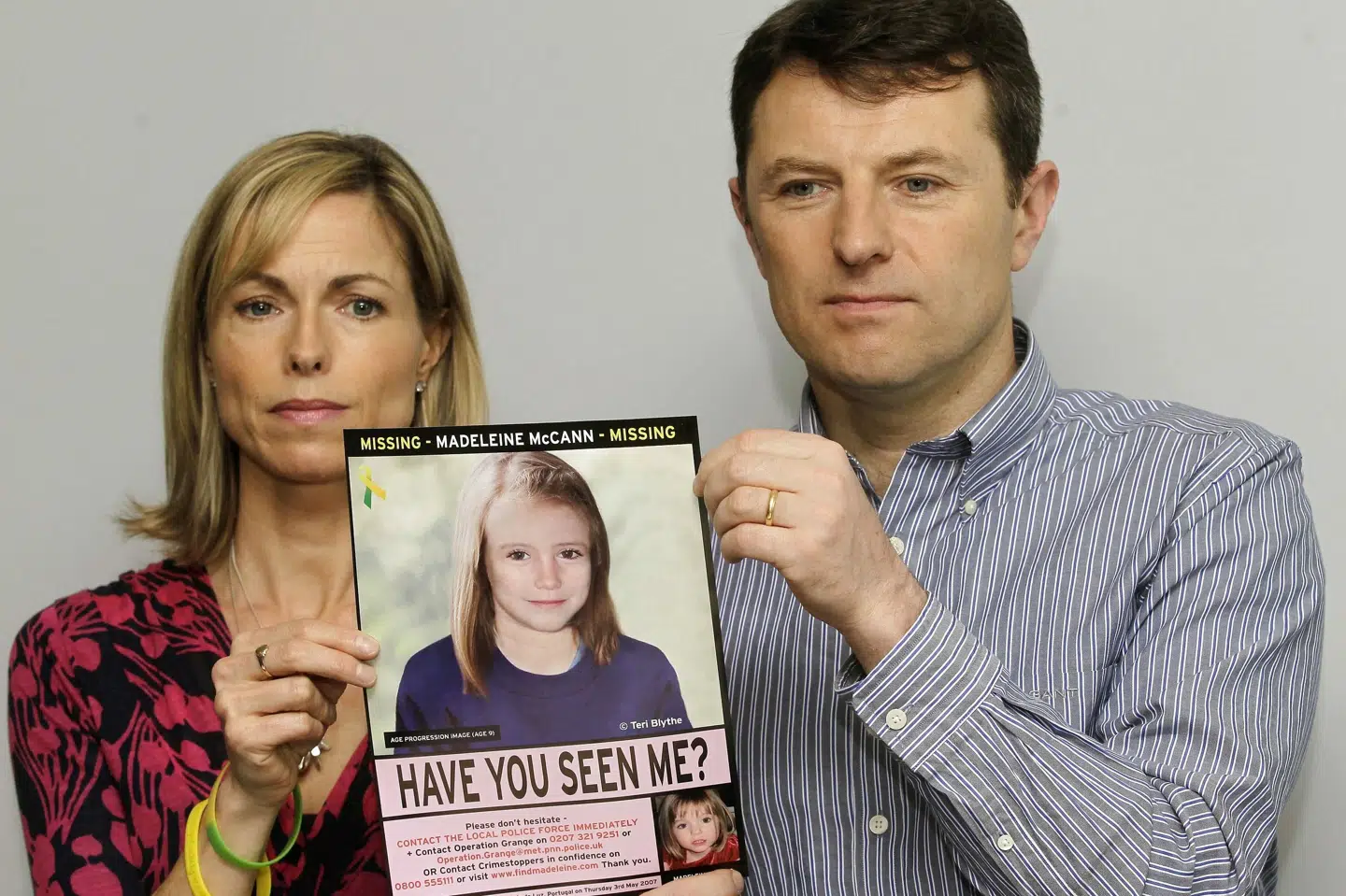 Kate og Gerry McCann poserer med et computergenereret foto af deres forsvundne datter i 2012. Madeleine forsvandt som treårig fra sit soveværelse i maj 2007 under en familieferie i Algarve-regionen i Portugal. Sang Tan/Ritzau Scanpix