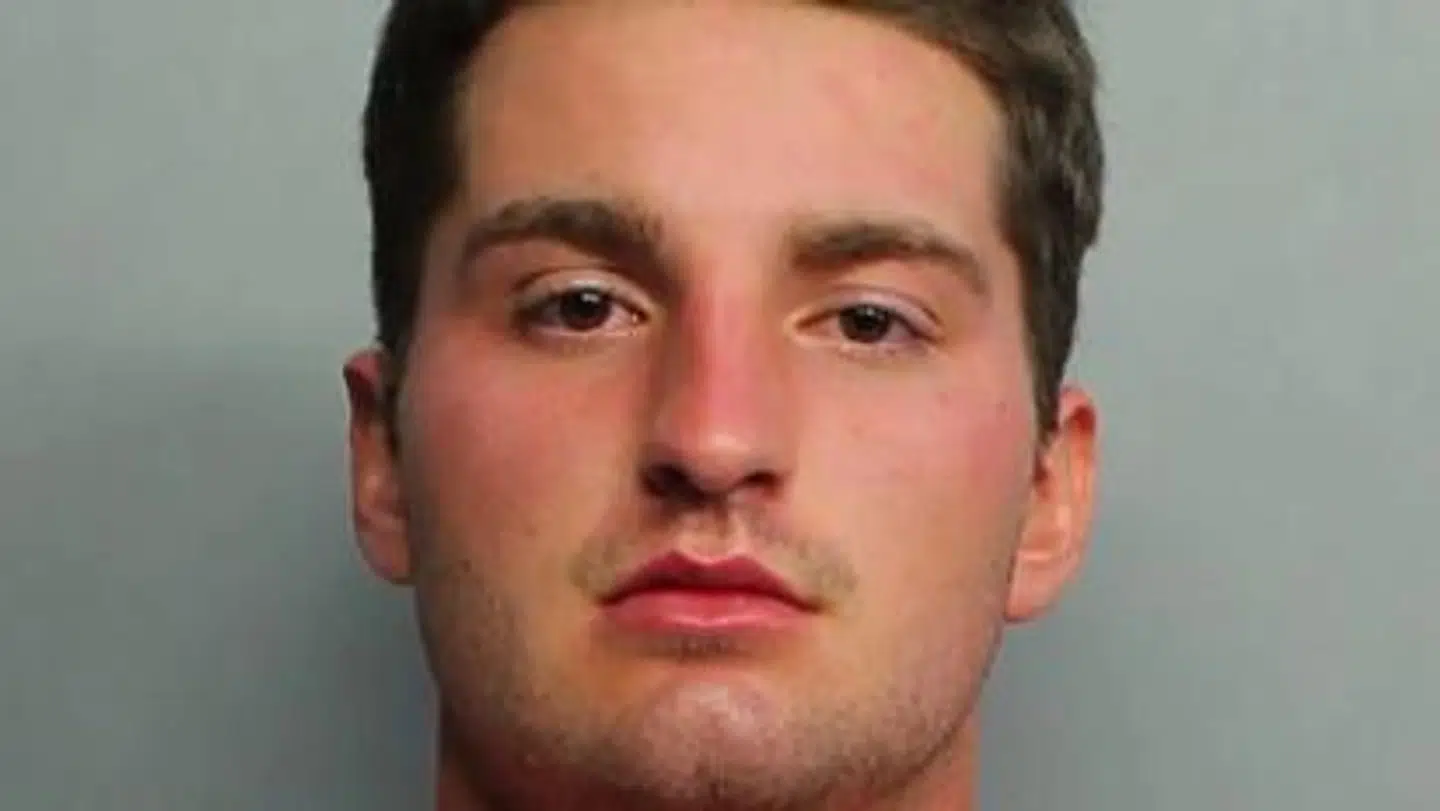 Den 23-årige Maxwell Berry er netop blevet idømt 60 dages fængsel for at gå amok på et fly.