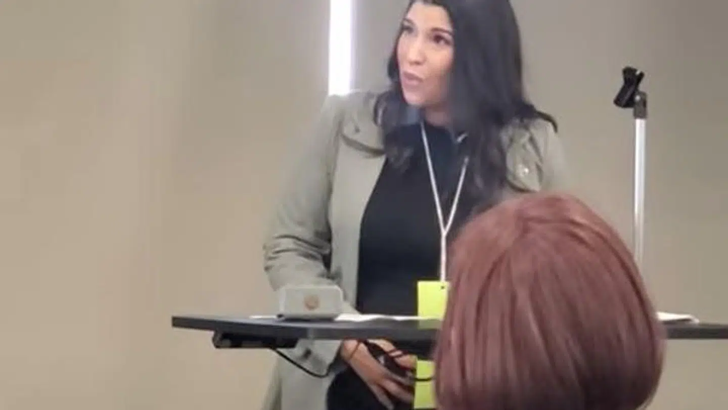 Erin Maye Quade da hun må holde pause i sin tale.