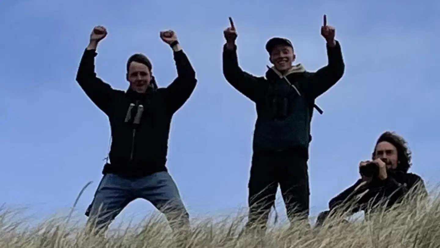 Daniel Palm Eskildsen (tv) sammen med to andre 'birdere', som de fugleinteresserede kalder sig selv.