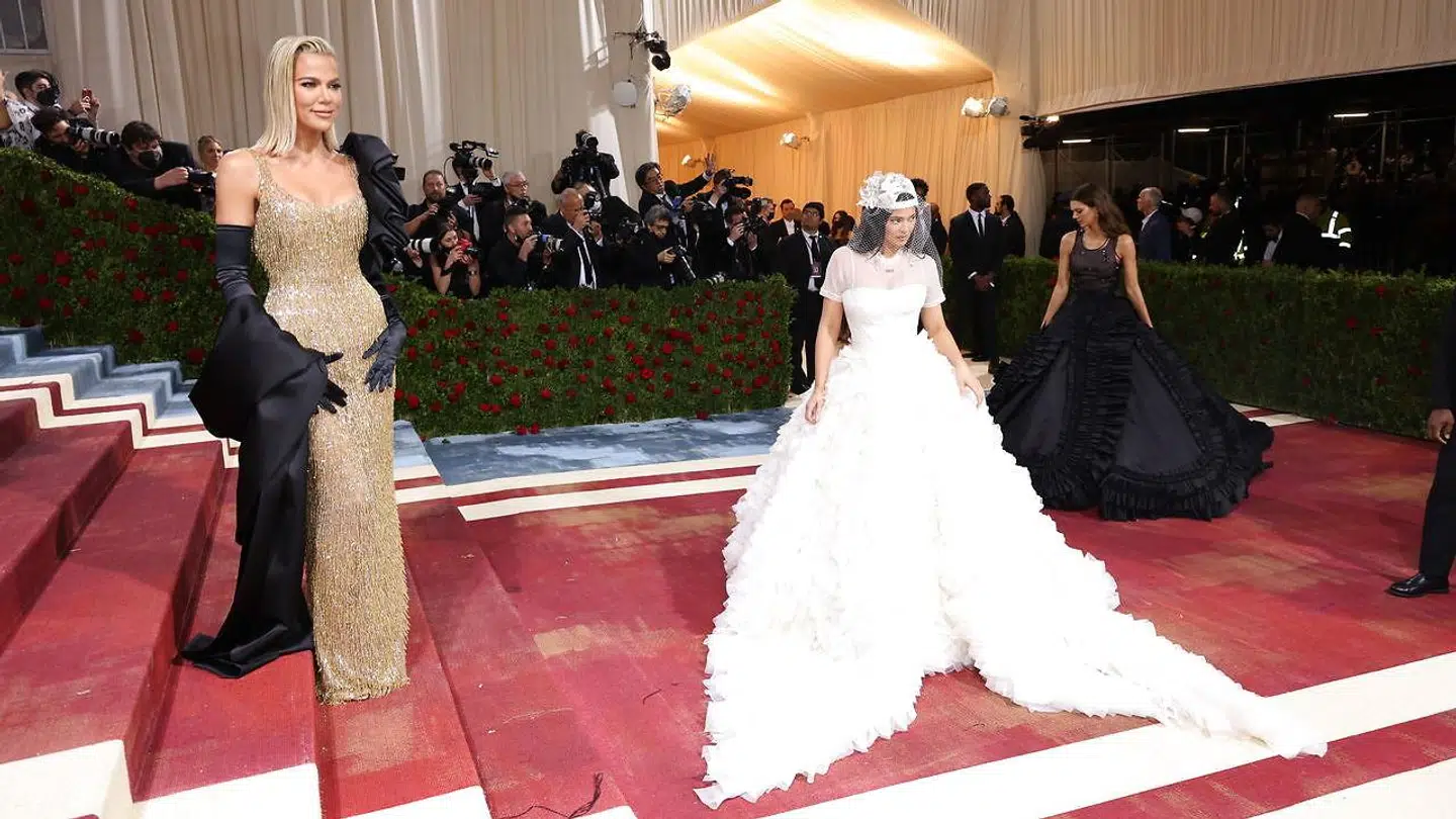 Khloé Kardashian, Kylie Jenner og Kendall Jenner på den røde løber til Met Gala 2022 i New York.
