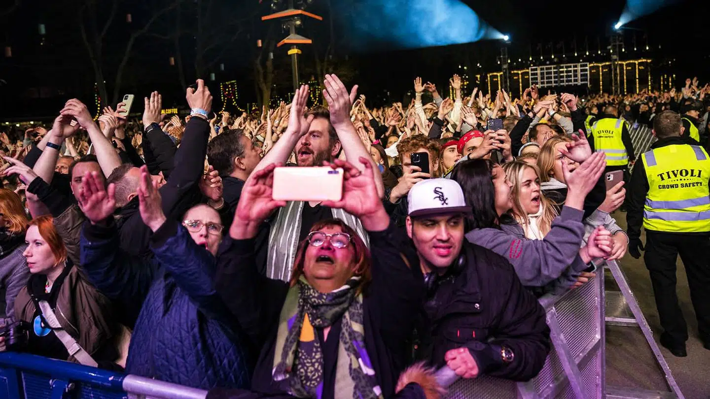 Publikum til Aquas Fredagsrock-koncert.