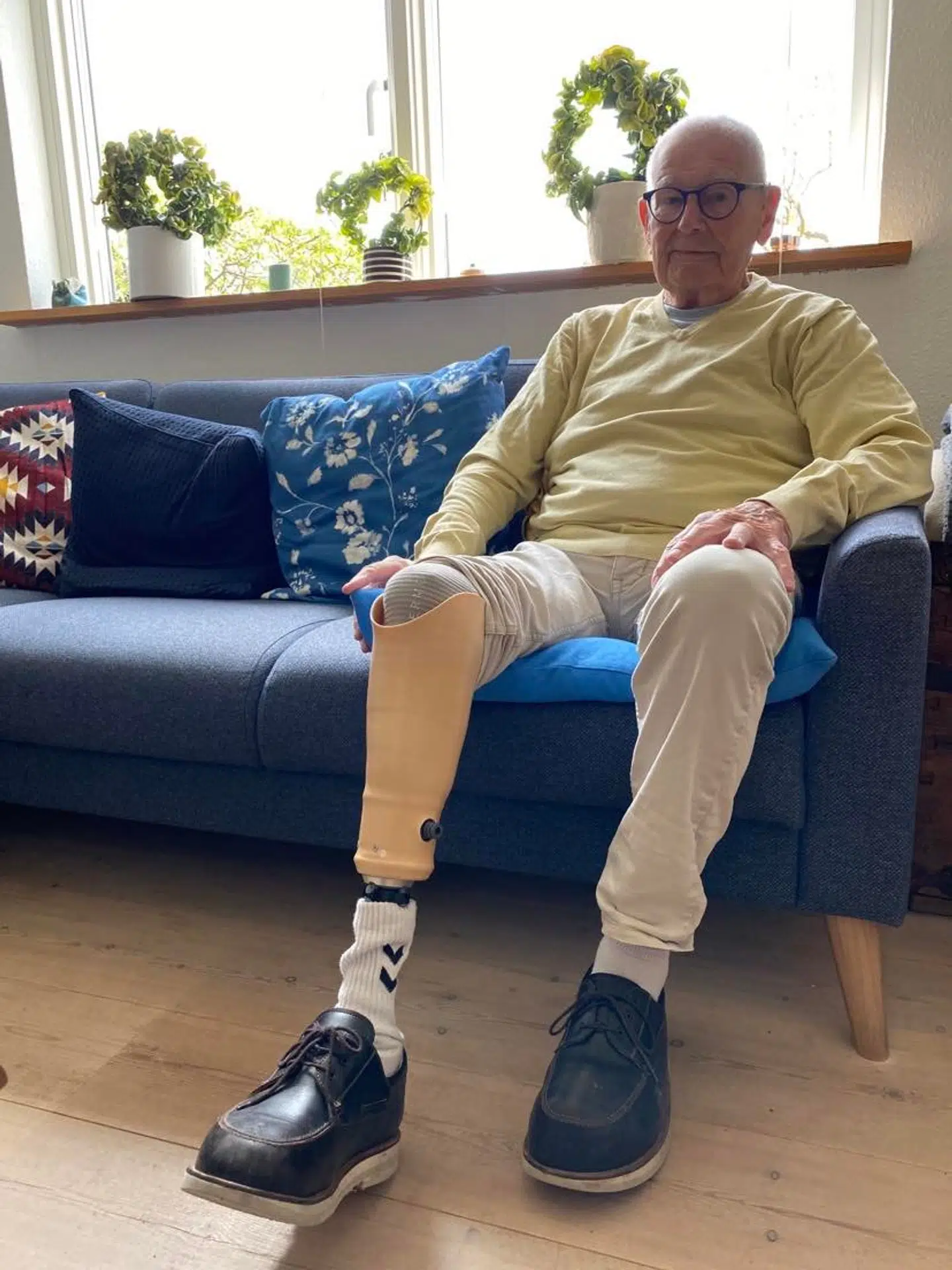 Tage Andersen knoklede sådan på med genoptræning efter amputationen, at han undgik at sidde i kørestol, som kommunen ellers havde vurderet, at han skulle. Men han savner stadig sit underben og muligheden for at gå længere ture.