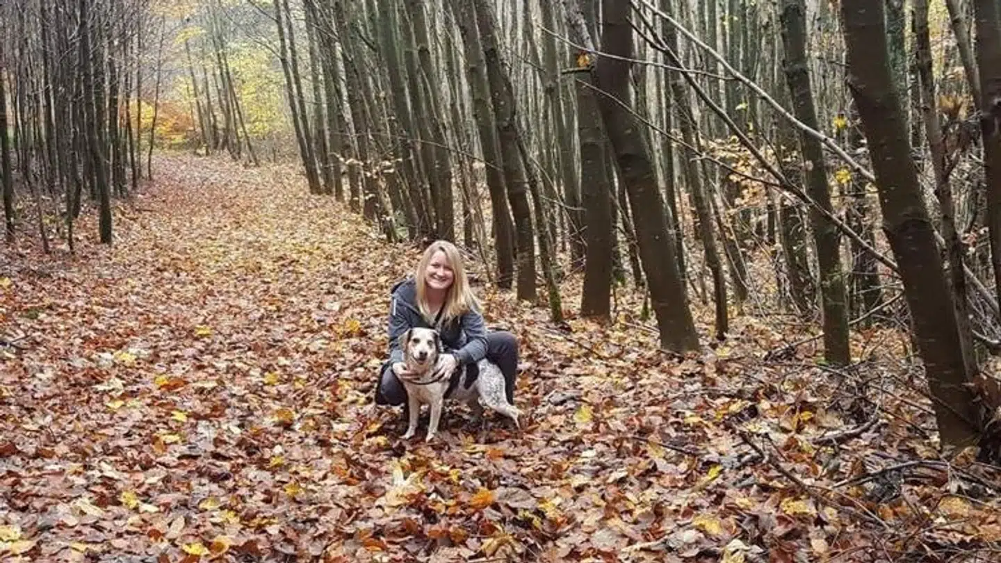 Maja Malycha med sin elskede hund Bancho, som nu har været forsvundet i 14 timer.