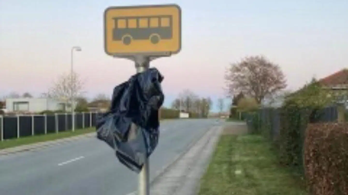 Det var dette syn, der overraskede Helene Christina Schroll for et par uger siden. Hun og hendes naboer anede ikke, at der ville komme en ny busrute på deres vej.