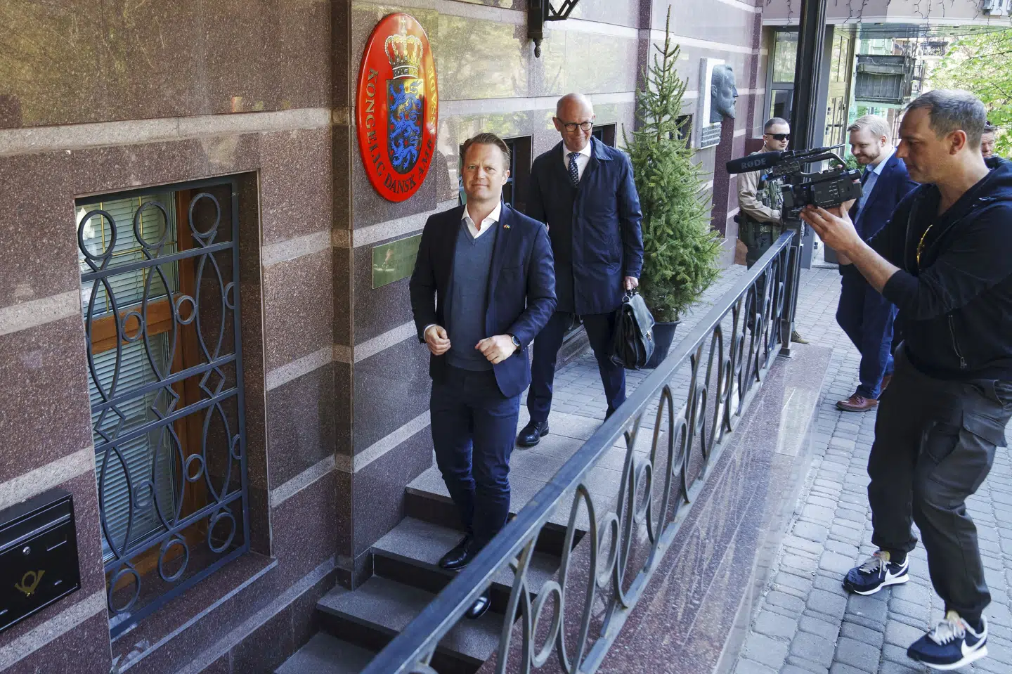 Udenrigsminister Jeppe Kofod og ambassadør Ole Egberg Mikkelsen genåbner den danske ambassade i Kyiv mandag. Bo Amstrup / Ritzau Scanpix/Ritzau Scanpix