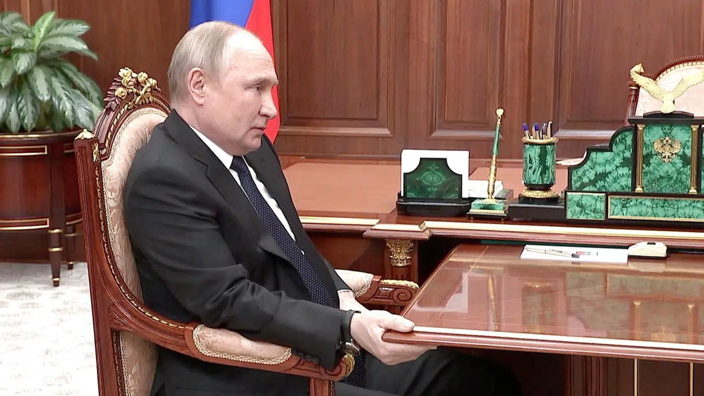 Vladimir Putin fotograferet 21. april, da han mødtes med sin forsvarsminister Sergej Sjojgu. Billederne fra det møde har fået rygterne om præsidentens helbred til at svirre.