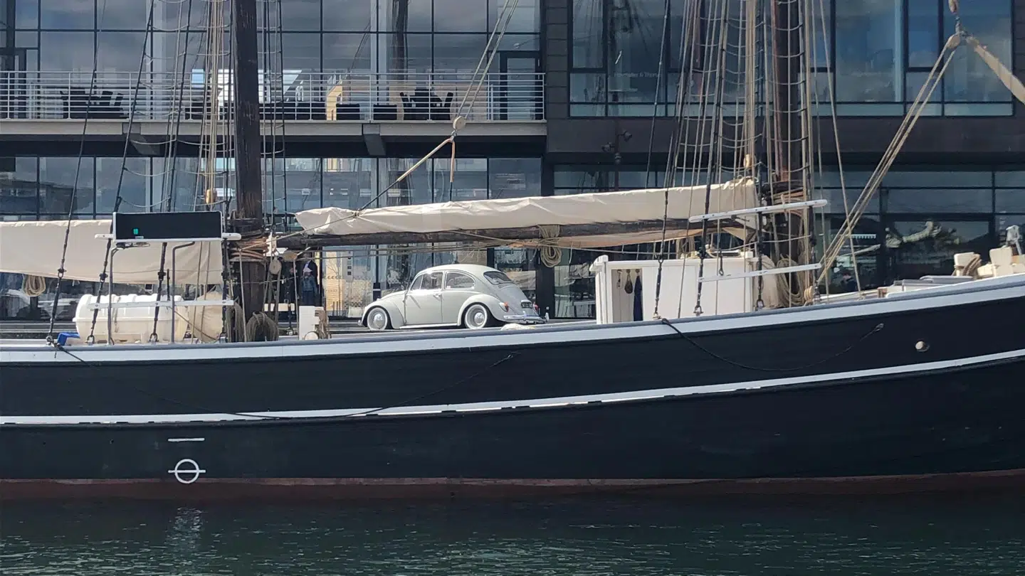 Ved nærmere eftersyn kan man se, at bilen holder på kajen og ikke på dækket af det berømte – og berygtede – skib 'Fulton'.