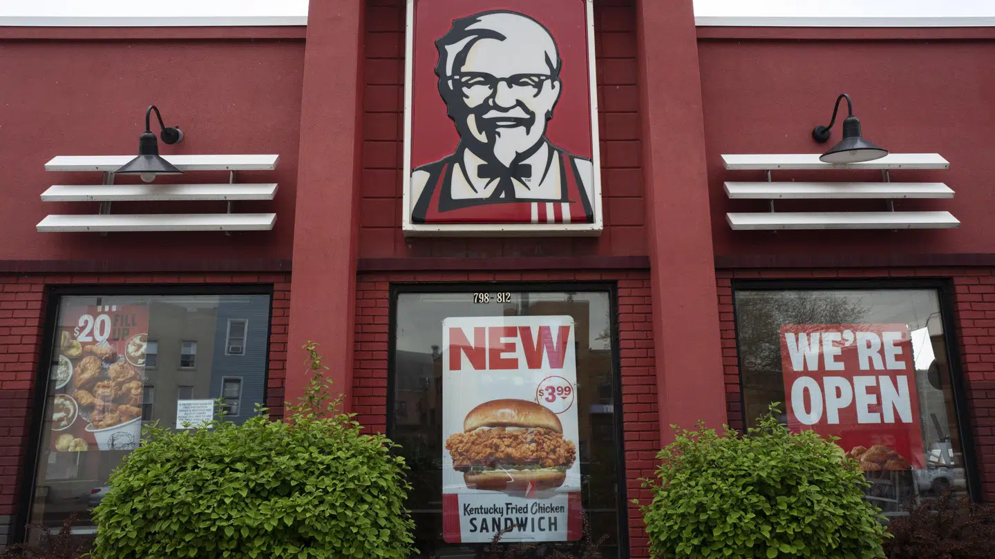 Det kan ende med at blive en dyr fornøjelse at besøge Kentucky Fried Chicken. Foto: Mark Lennihan/AP/Ritzau Scanpix